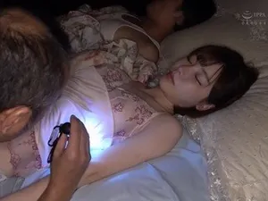 Về thăm quê được chị gái cho cạ buồi vào vú