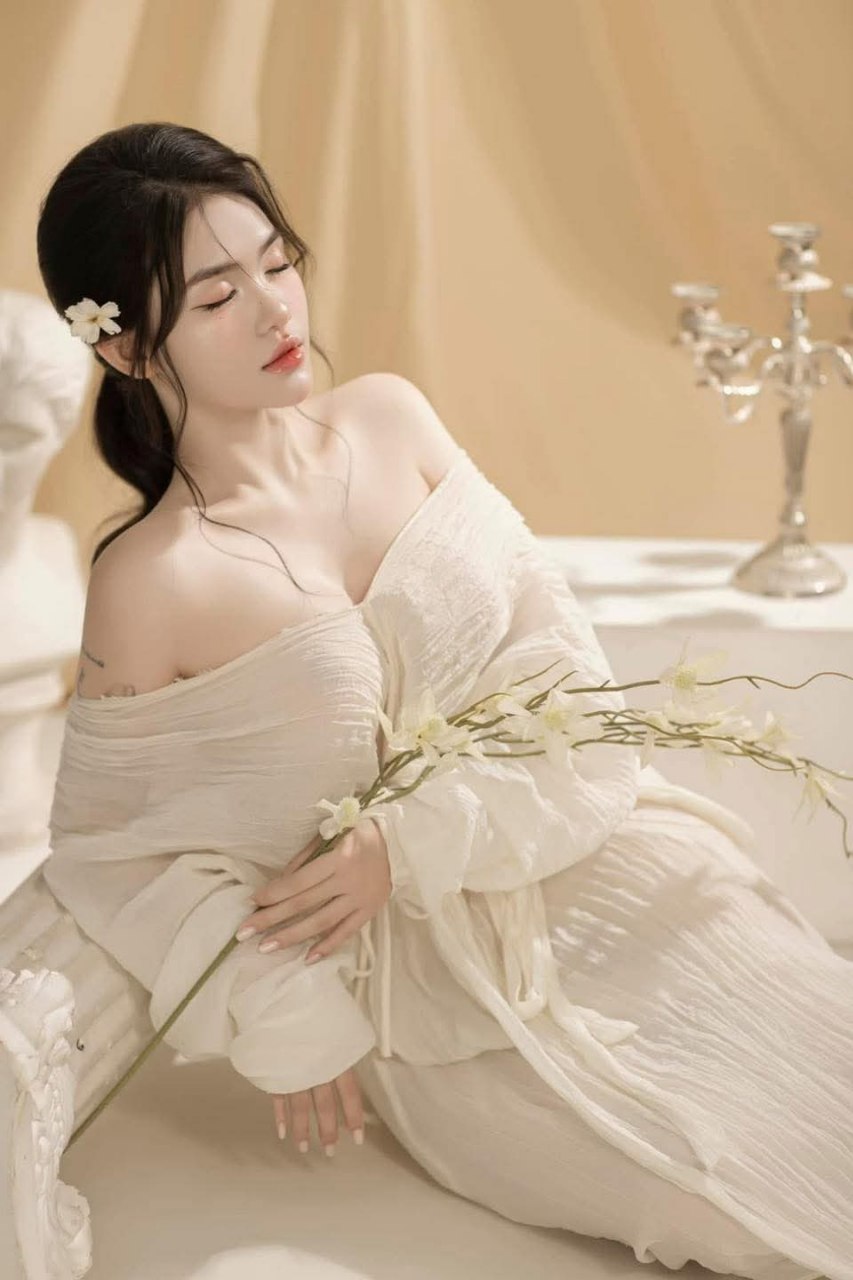 ED Một bữa tiệc khiêu dâm sắp bắt đầu ở Đài Bắc vào lúc đêm muộn. Cô gái xinh đẹp Jie Mi và người đàn ông may mắn có mười con cặc lớn